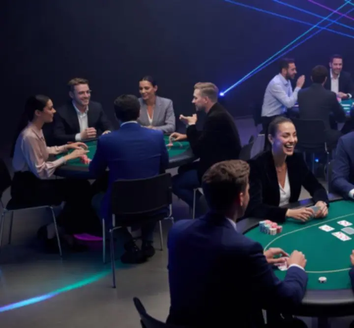 Nightlife hangulatú pókeresemény, neon fényekkel és vendégekkel